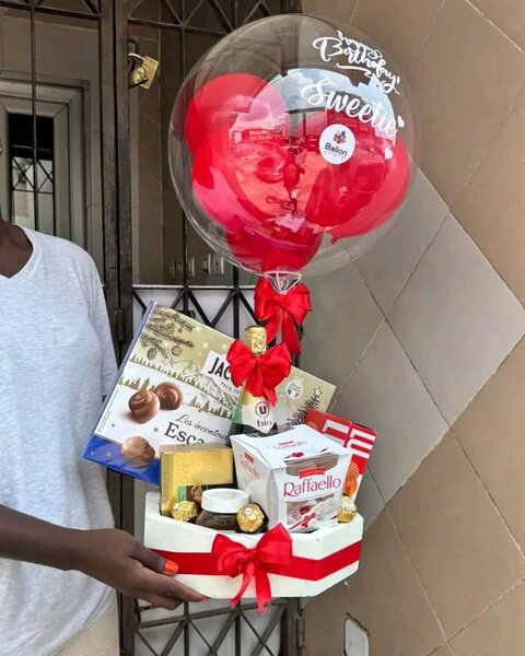 Ballon Cadeau avec Fleurs et Chocolats