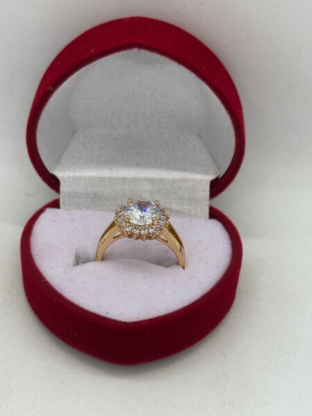 Bague en or sertie de diamant