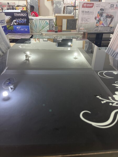 Table de salle à manger en verre avec chaises