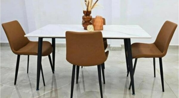 Chaise de salle à manger marron