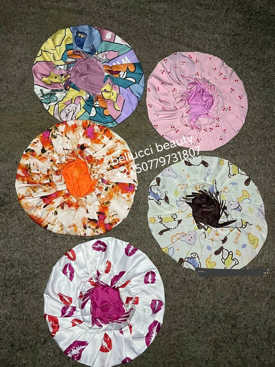 Bonnets colorés en satin