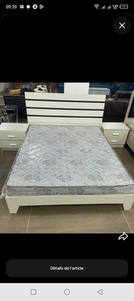 Lit moderne simple avec matelas