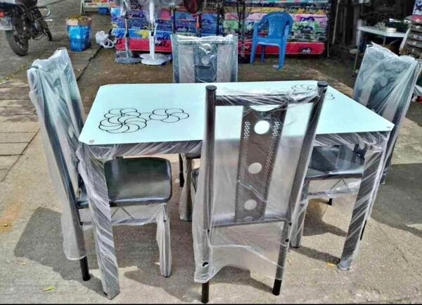 Ensemble table et chaises élégantes