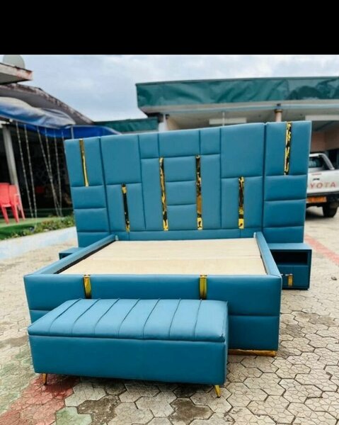 Lit bleu avec coffre et rangement