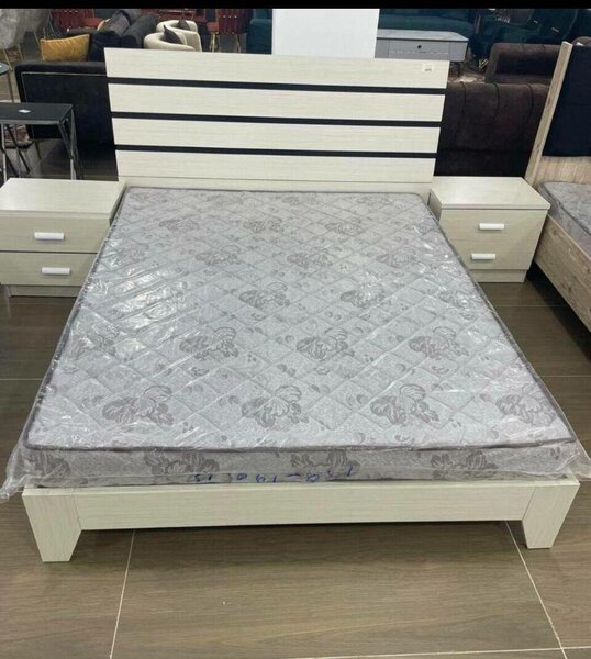 Lit double moderne avec matelas