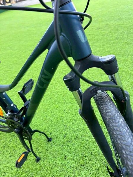 Vélo électrique noir pour adultes