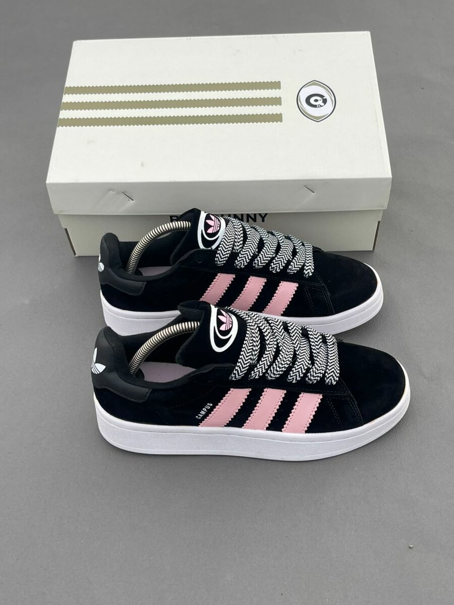 Sneakers noires à rayures roses