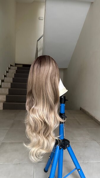 Perruque longue ondulée blond