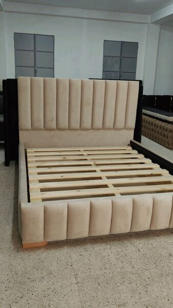 Lit rembourré king size élégant