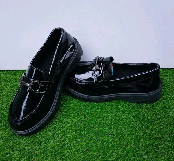 Mocassins noirs brillants