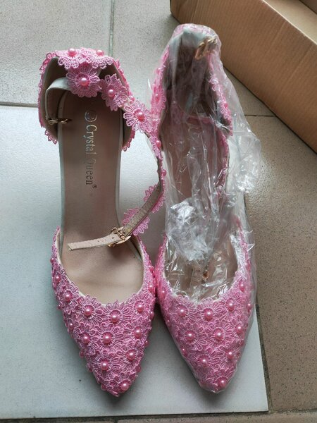 Escarpins roses en dentelle