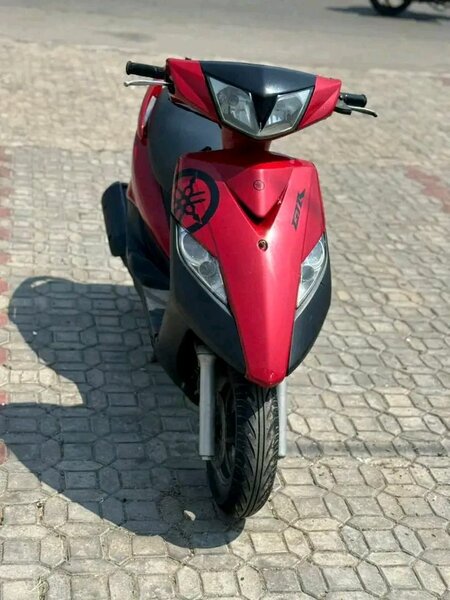 Scooter électrique rouge stylé