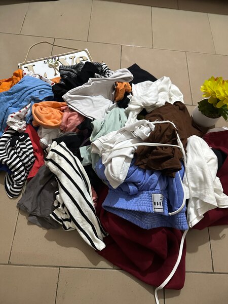 Lot de vêtements colorés