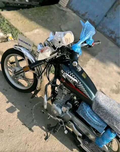 Moto SENKE puissante et élégante