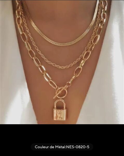 Collier doré multirangs avec cadenas