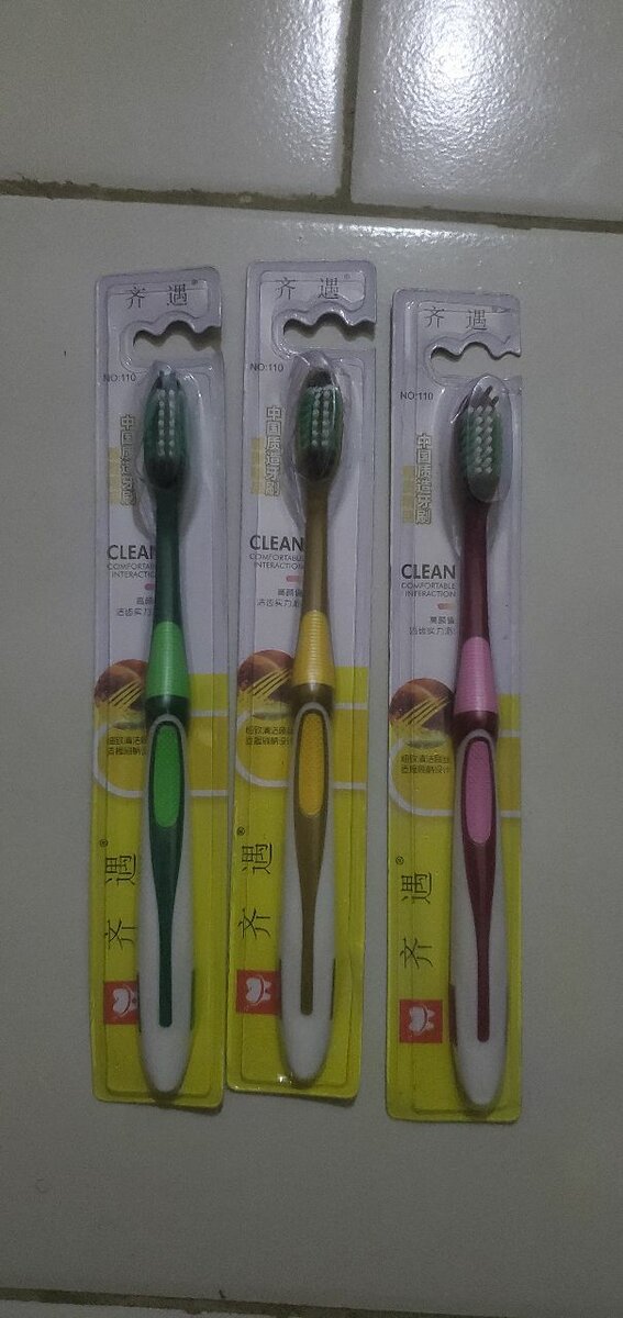 PASTILLE DENTIFRICE+ BROSSE A DENT + RACLEUR LANGUE ALEATOIR