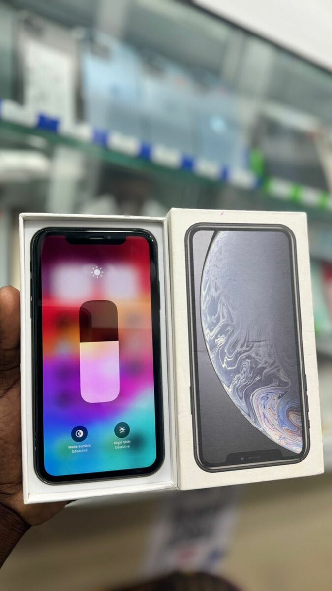 iPhone XR 64giga tout passe propre