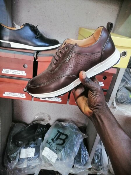 Chaussures en cuir marron