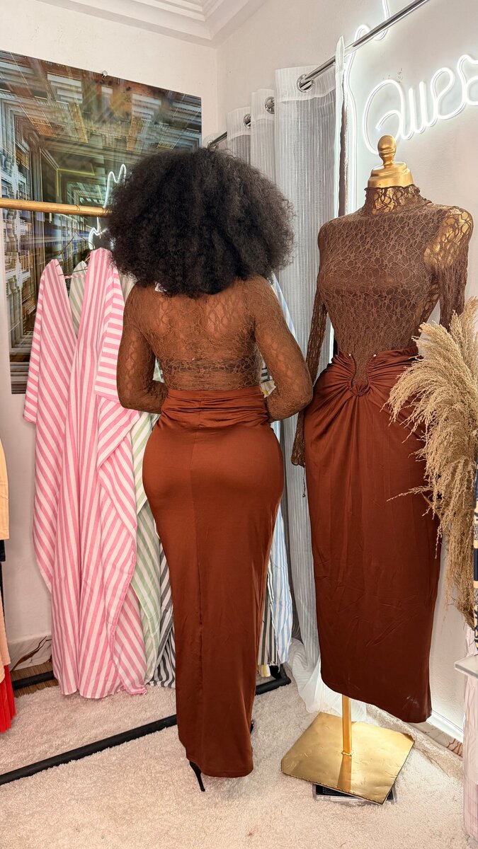 Ensemble jupe longue marron et haut en dentelle