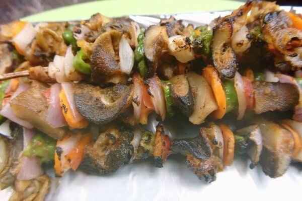 Délicieuse brochette d'escargots