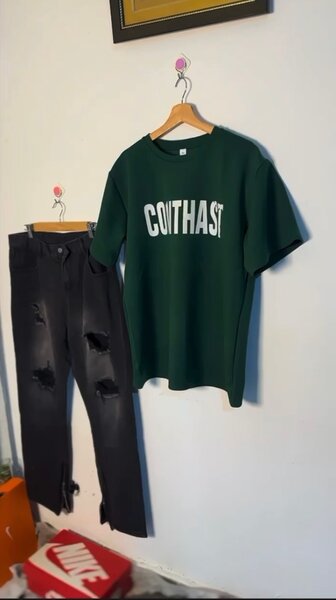 T-shirt vert foncé avec imprimé texte