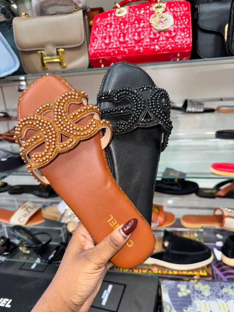 Sandales plates Chanel en cuir