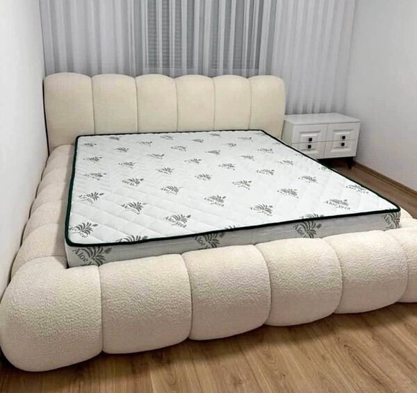 Lit capitonné beige avec tête de lit