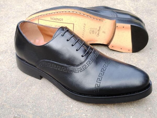 Chaussures habillées en cuir noir