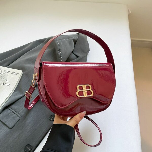 Sac à main en cuir verni élégant