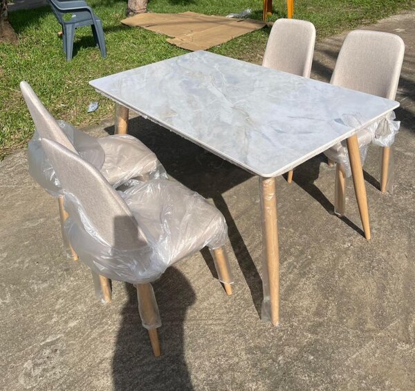 Table A Manger 4 Chaises