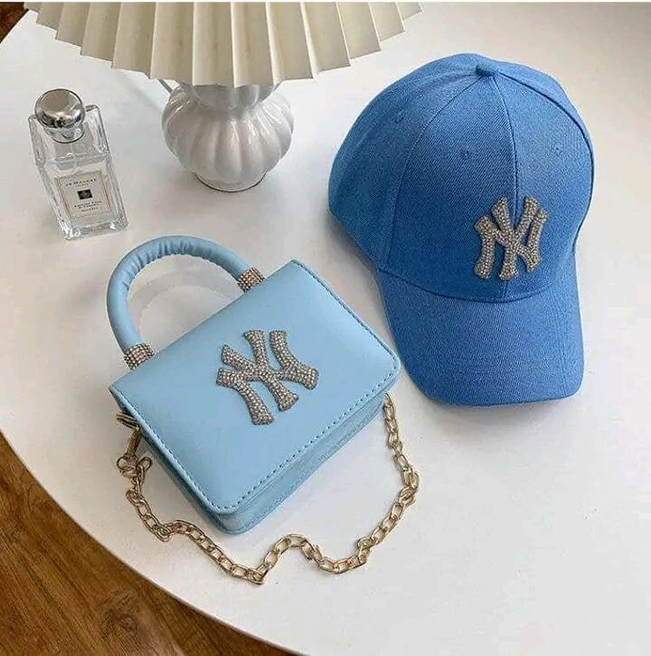 Ensemble sac à main et casquette NY