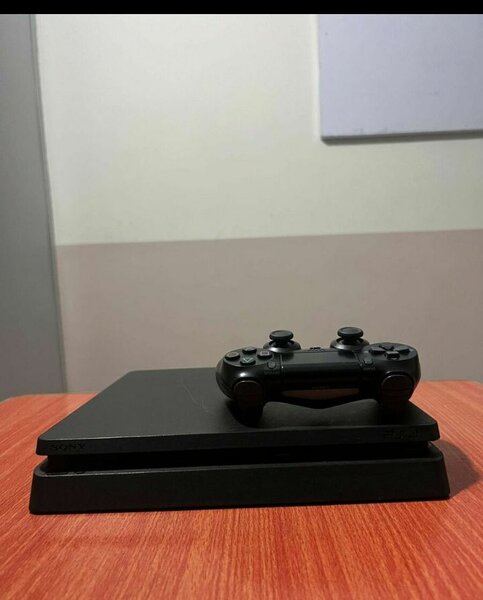 Console Sony PS4 avec manette