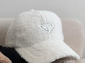 Теплая белая кепка