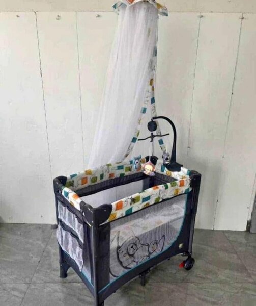 Lit de bébé avec moustiquaire et berceau