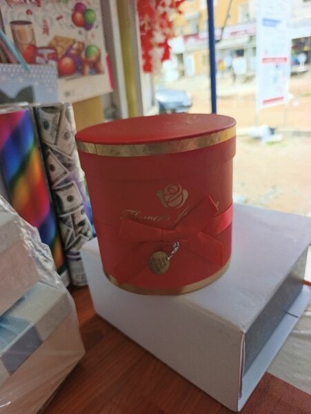 Boîte cadeau rouge élégante