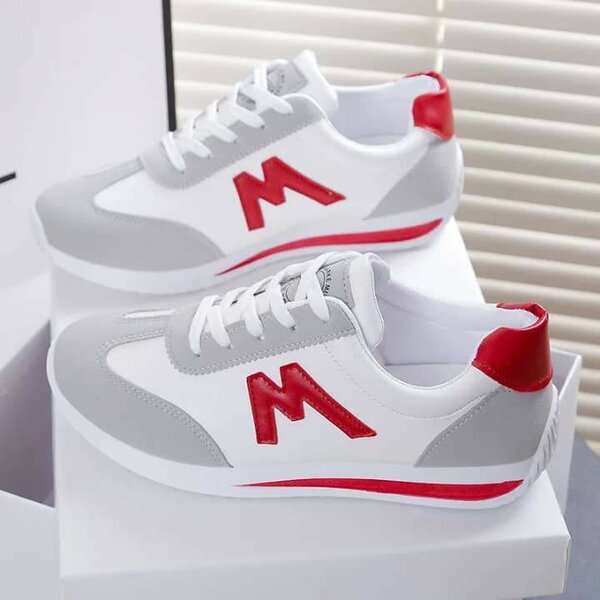 Chaussures de sport blanches et rouges pour homme
