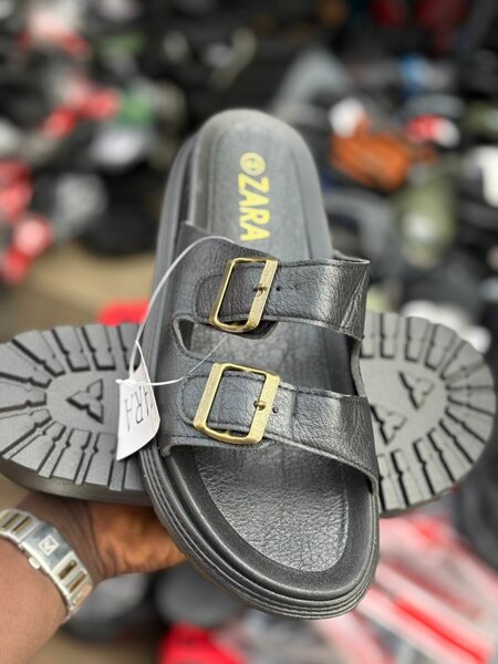 Sandales noires à boucles