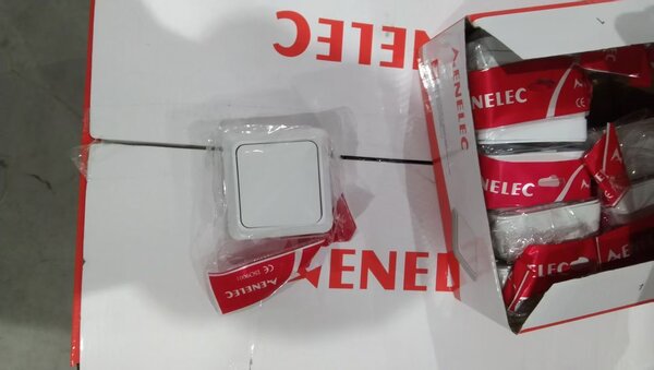 Interrupteur mural moderne AENELEC