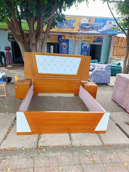 Lit double en bois avec tête de lit capitonnée