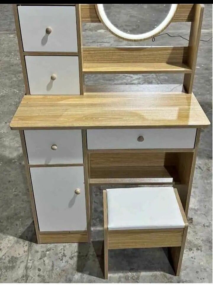 Table de toilette en bois avec miroir