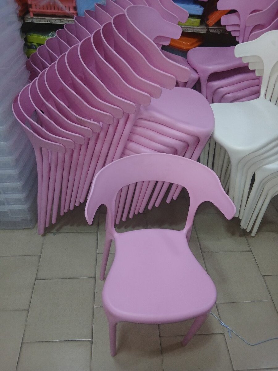 Chaise empilable en plastique rose