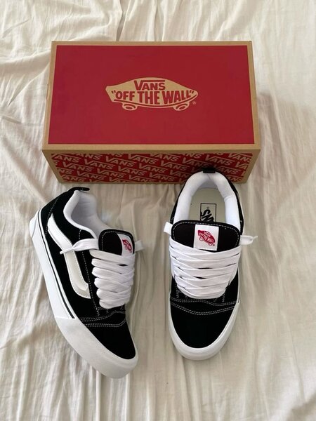 Chaussures Vans Old Skool noir et blanc