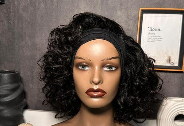 Perruque synthétique bouclée