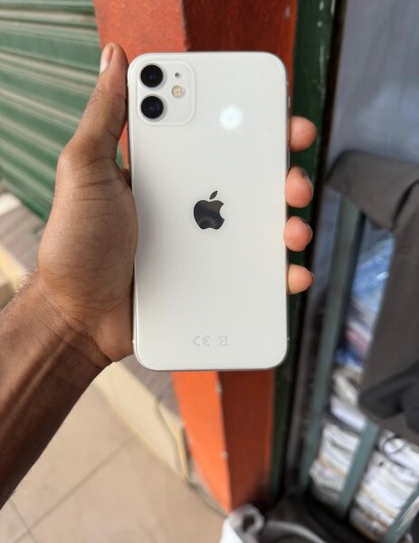 iPhone 11 64g quasi neuf écran légèrement fissuré