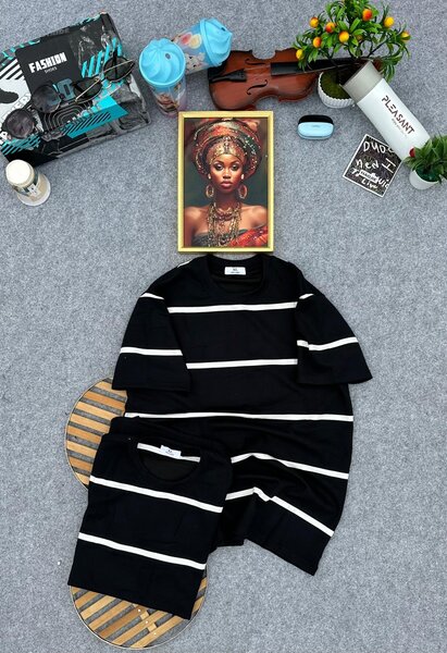 T-shirt noir à rayures