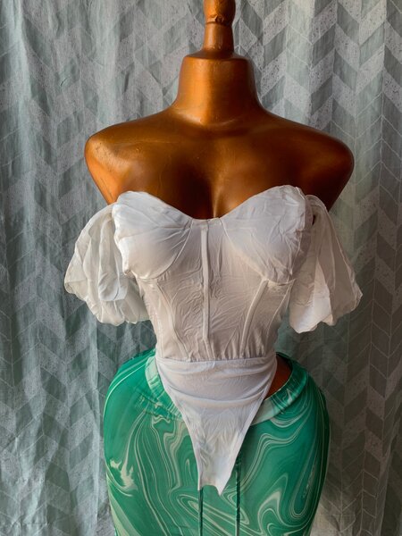 Corset blanc élégant