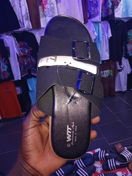 Sandales en cuir noir Wnt