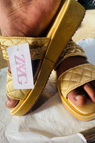 Sandales dorées élégantes