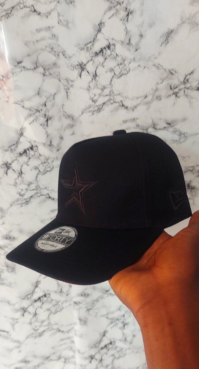 Casquette noire étoilée