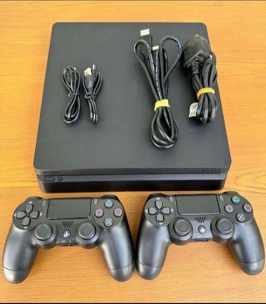 Console Sony PS4 avec 2 manettes